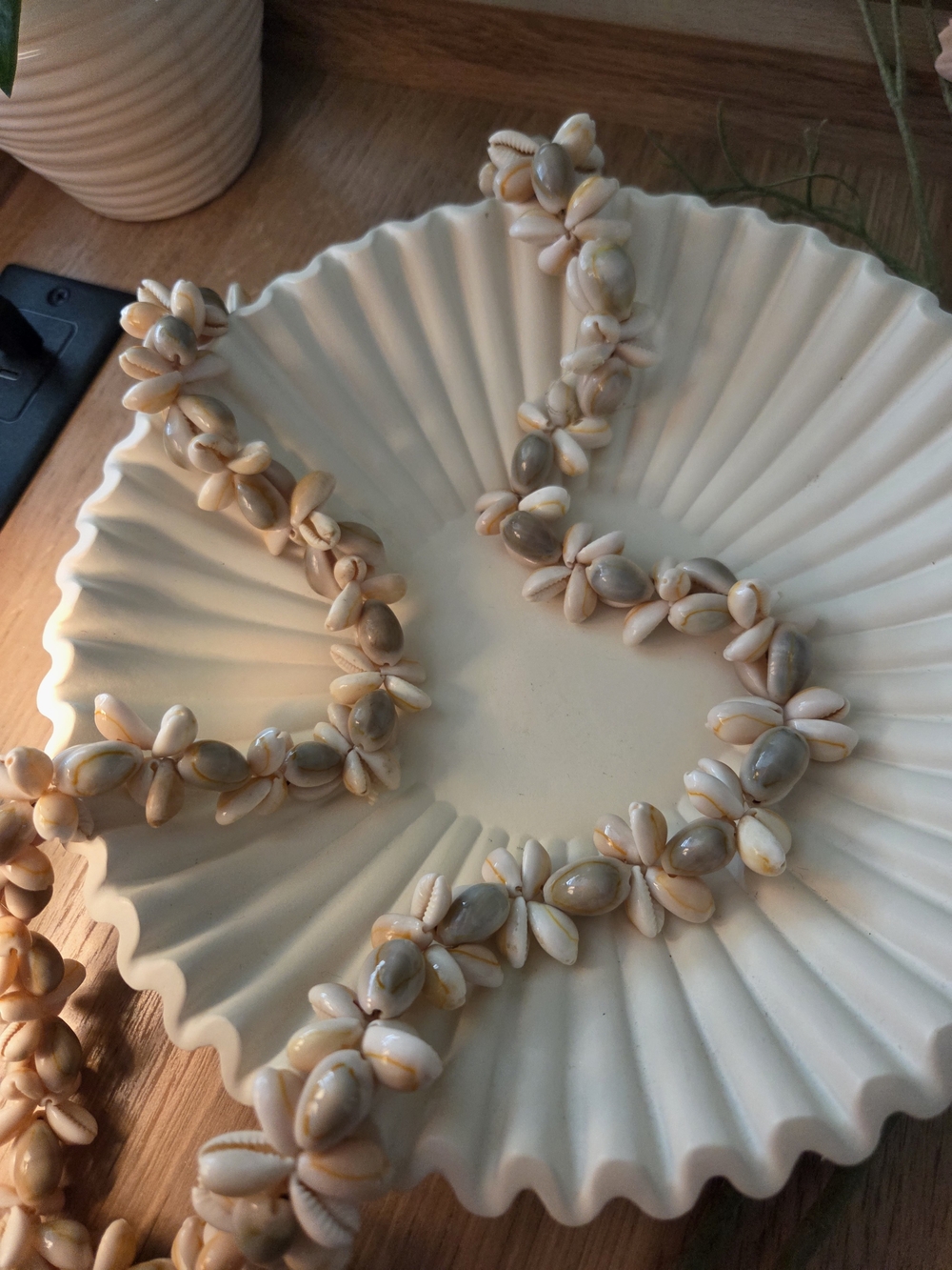 Long Craft Collar of Natural Snails Hawaiian Style / Playero